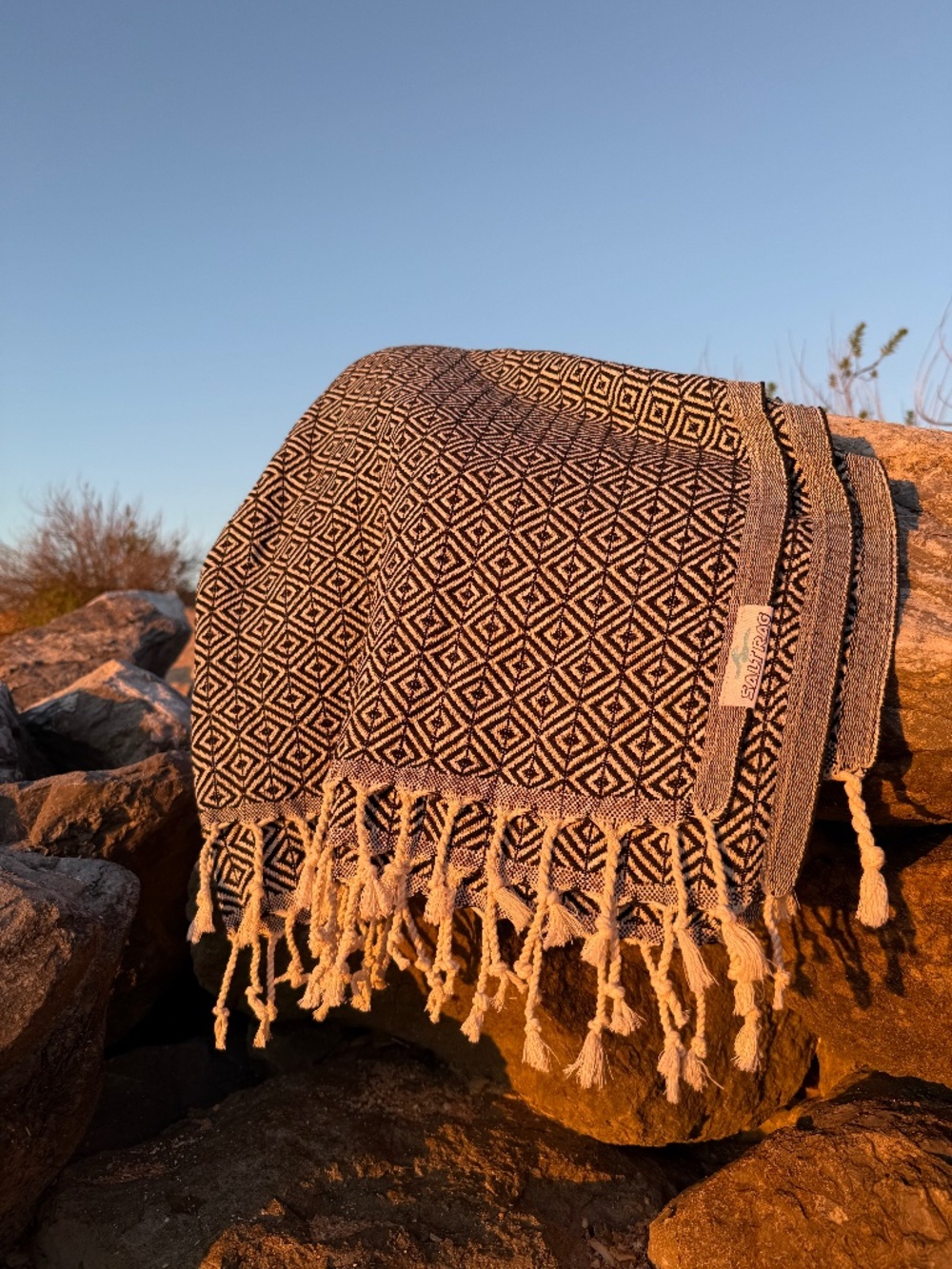 Sandbar Rag Black — Salt Rag™ Sand-Resistant Turkish Beach Towel - Picture 3 of 4